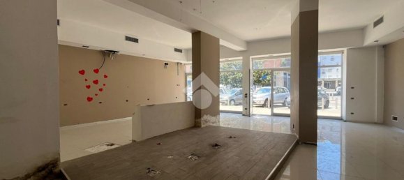 Propiedad comercial de 3 habitaciónes en Cosenza, Italy No. 42407 5