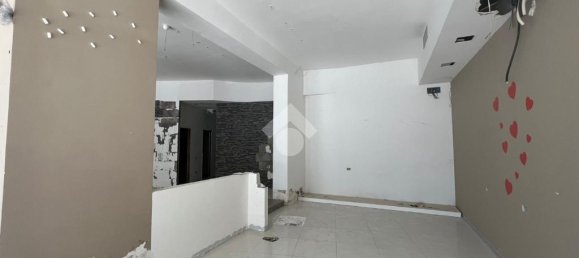 Propiedad comercial de 3 habitaciónes en Cosenza, Italy No. 42407 7