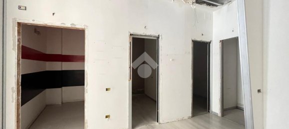 Propiedad comercial de 3 habitaciónes en Cosenza, Italy No. 42407 4