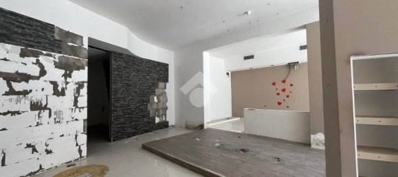 Propiedad comercial de 3 habitaciónes en Cosenza, Italy No. 42407 9