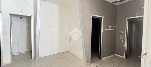 Propiedad comercial de 3 habitaciónes en Cosenza, Italy No. 42407 8