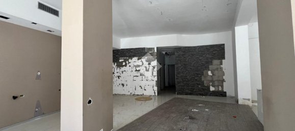 Propiedad comercial de 3 habitaciónes en Cosenza, Italy No. 42407 6