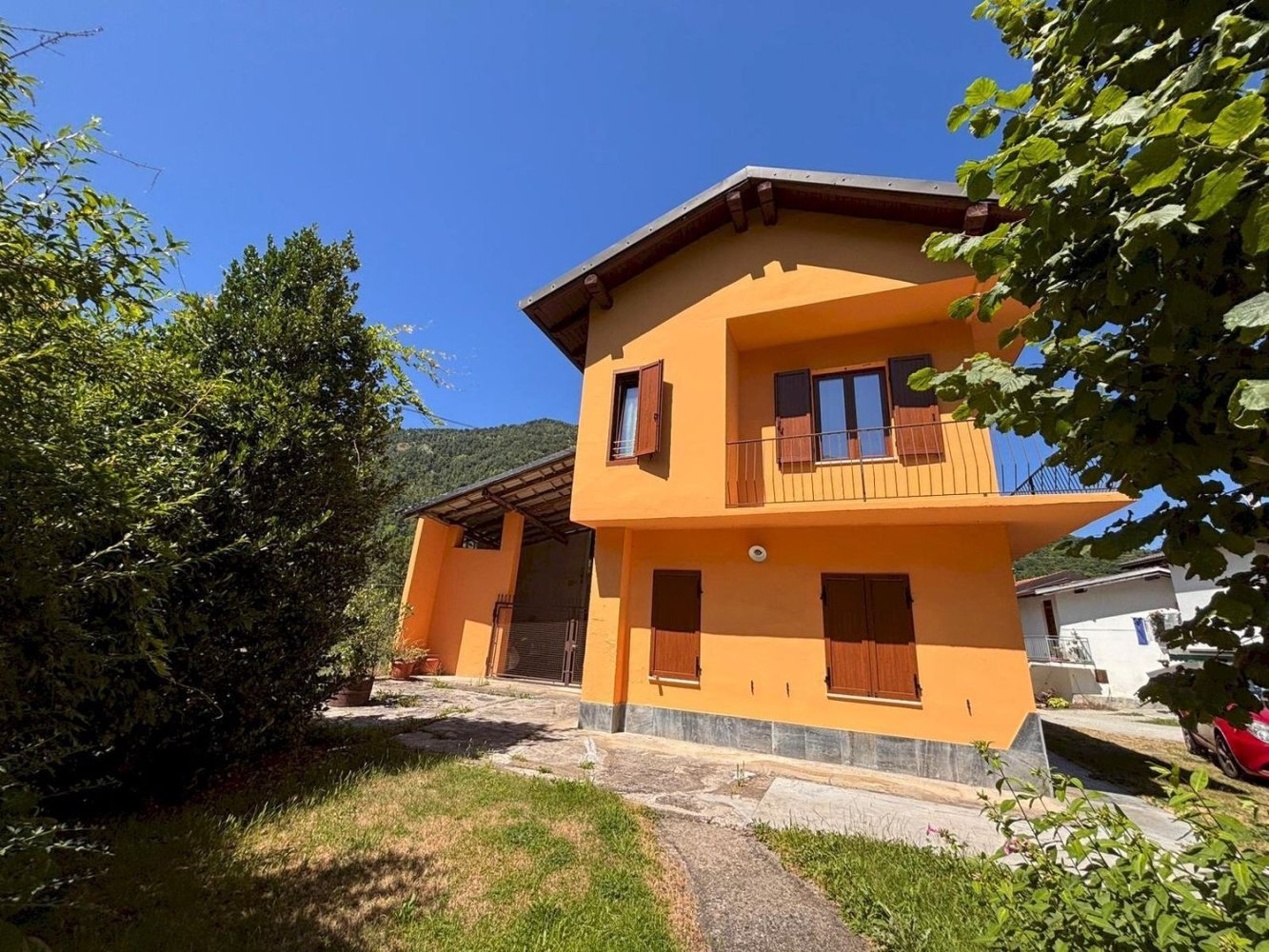 5 rooms House in Monterosso Grana, Italy No. 257408