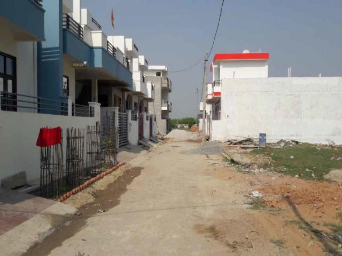 2 bedrooms House in Lucknow, India No. 12598