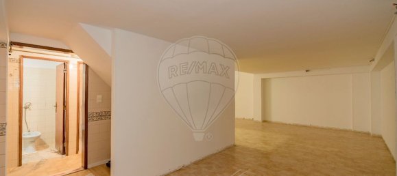 98m² Commercial property in Sintra, Portugal No. 85456 5