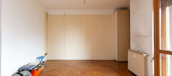 4 bedrooms Apartment in Saronno, Italy No. 329681 3