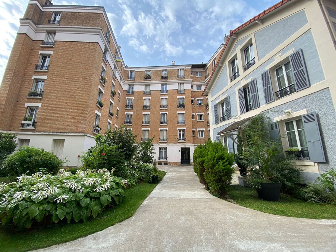 2 bedrooms Apartment in Courbevoie, France No. 176603