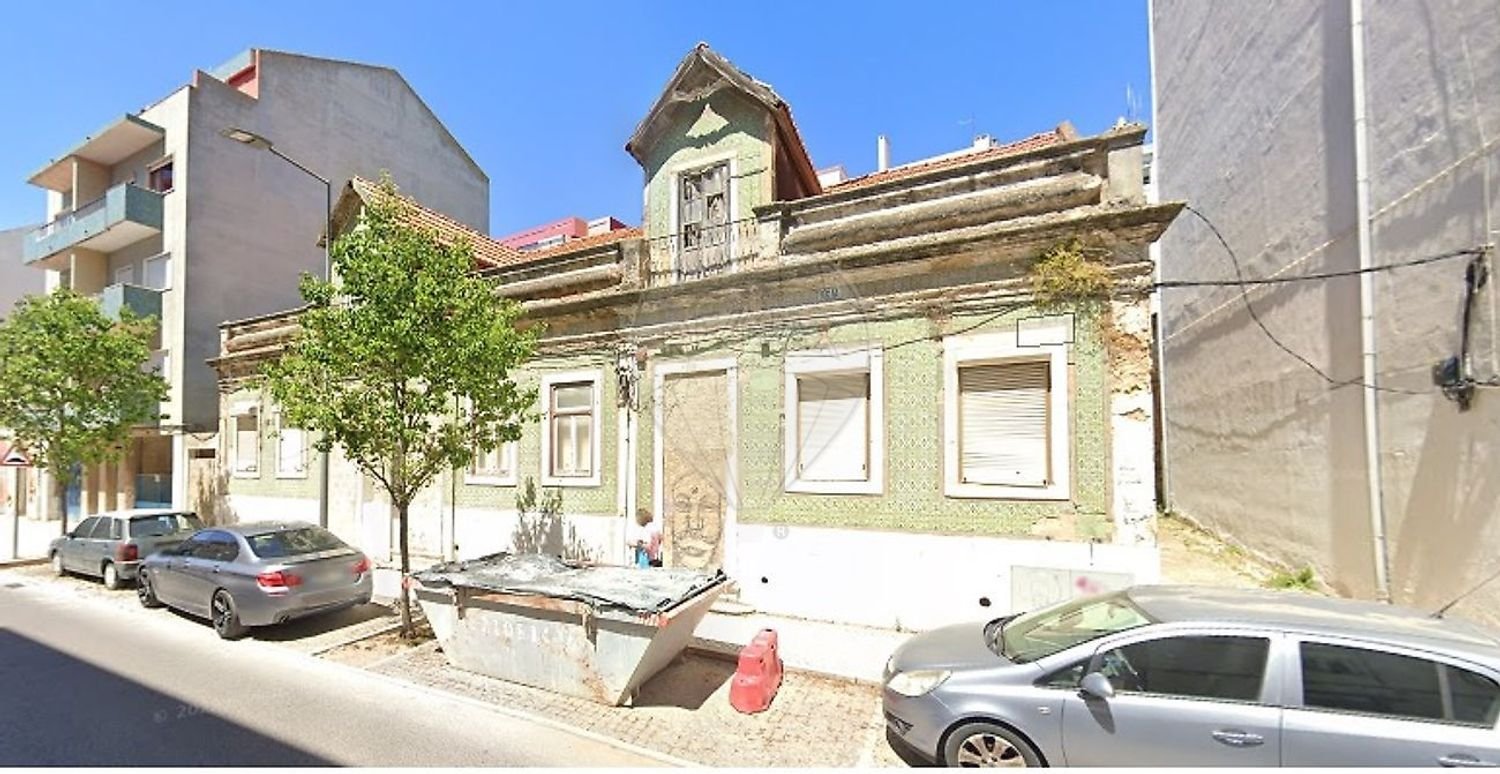 334m² Building in Barreiro, Portugal No. 117084