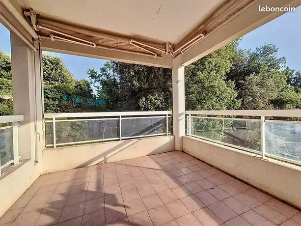 2-salle Appartement à Le Cannet, France No. 301194