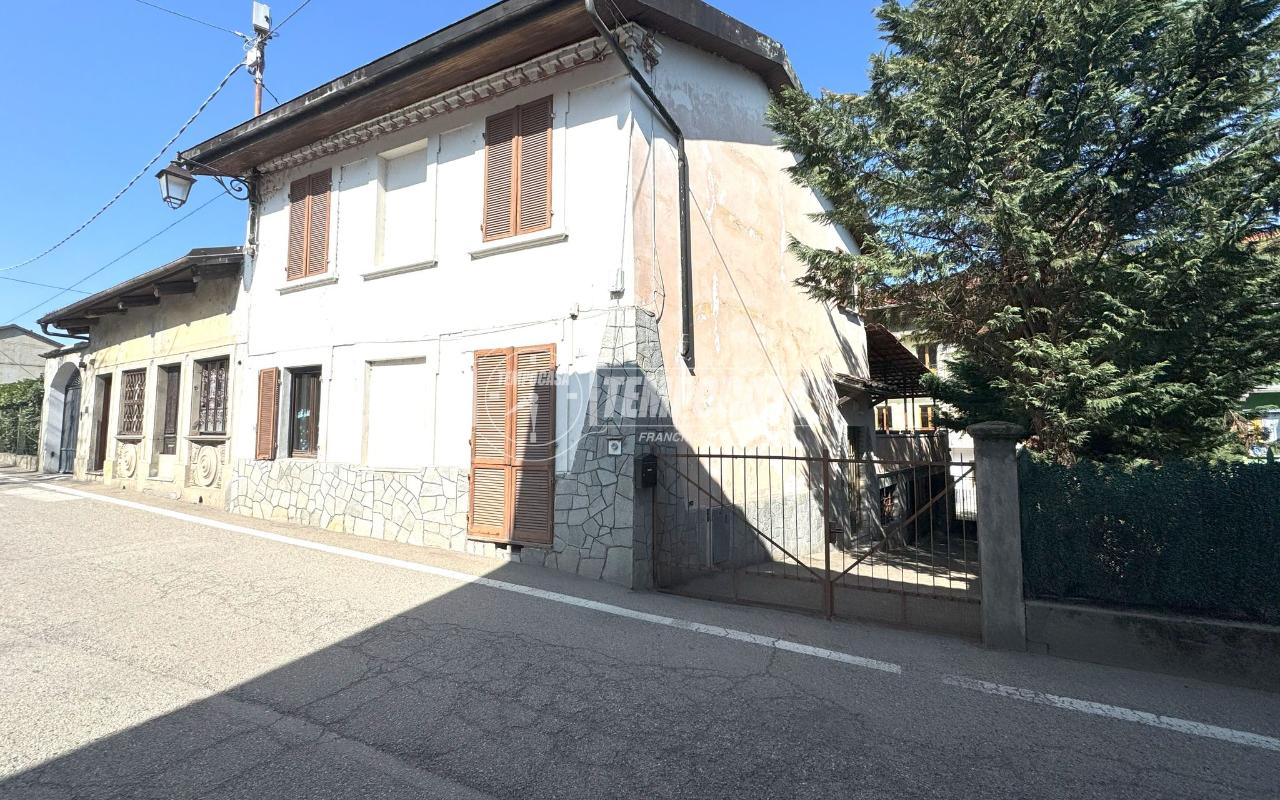 Casa de 5 habitaciónes en Caravino, Italy No. 35979