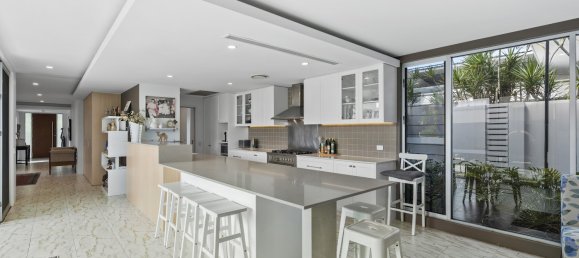 5 bedrooms House in Robina, Australia No. 303 12