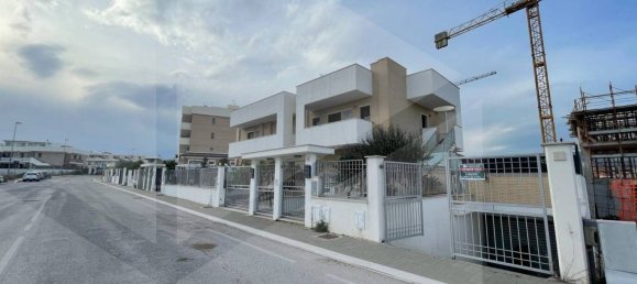 Almacén de 2 habitaciónes en Manfredonia, Italy No. 28058 2