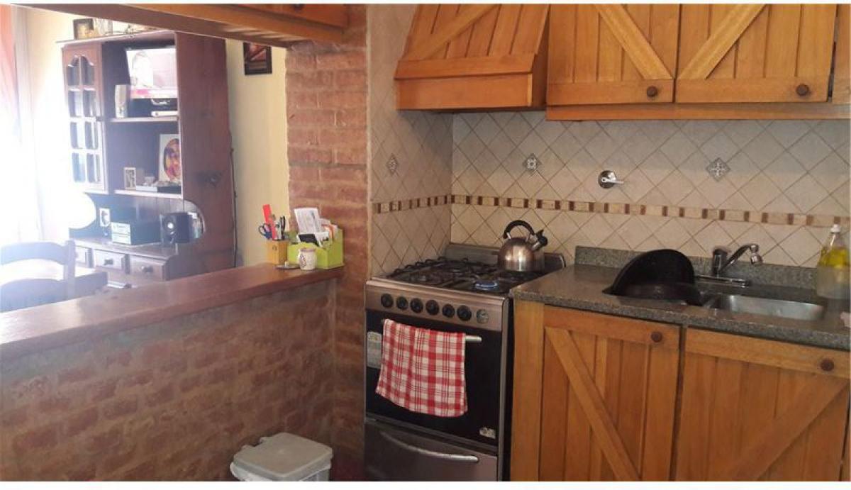 2 bedrooms House in Tres de Febrero, Argentina No. 9957