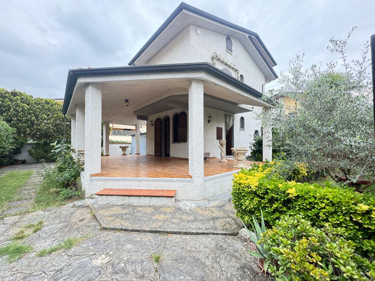 Villa de 9 habitaciónes en Viareggio, Italy No. 68670