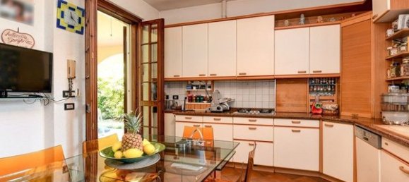 9 rooms Villa in Sirmione, Italy No. 129617 2