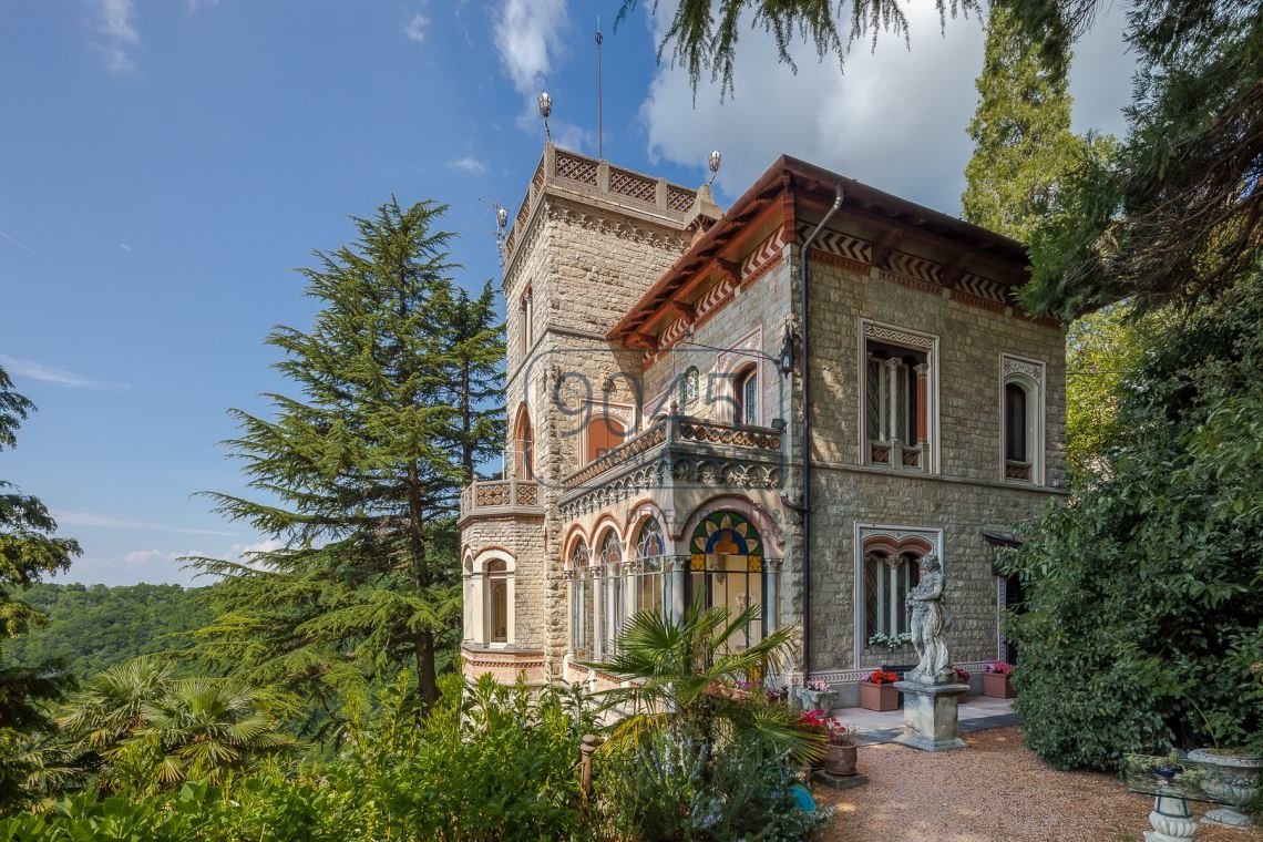 5 Schlafzimmer Villa in Varese, Italy, Nr. 404373