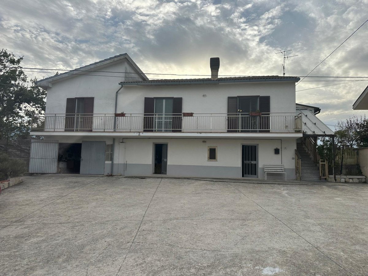 3 Schlafzimmer Haus in San Valentino in Abruzzo Citeriore, Italy, Nr. 329482