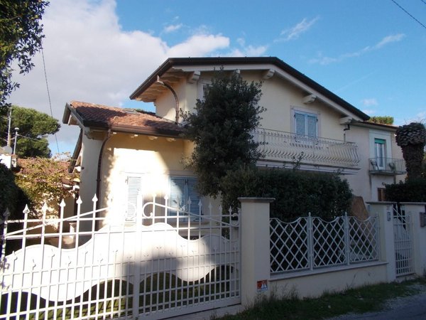 10 rooms Villa in Pietrasanta, Italy No. 198604