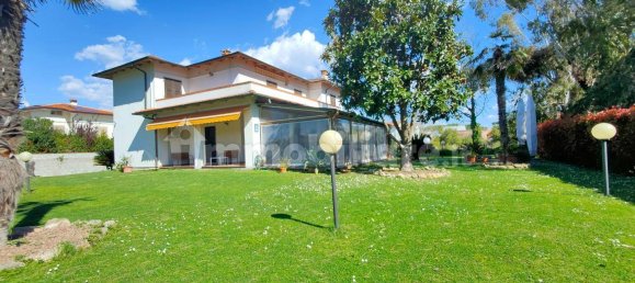 6 bedrooms Villa in Carrara, Italy No. 215043 4