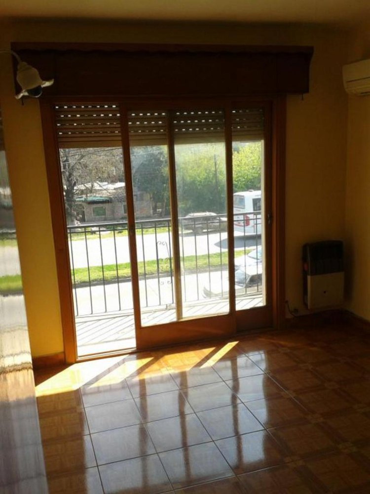 2 bedrooms Commercial property in Almirante Brown, Argentina No. 107823