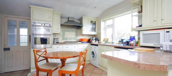 3 bedrooms House in Leatherhead, United Kingdom No. 13771 8