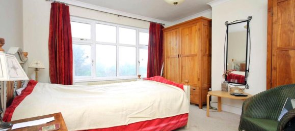 3 bedrooms House in Leatherhead, United Kingdom No. 13771 6