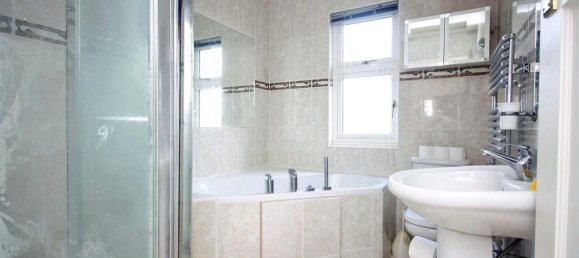 3 bedrooms House in Leatherhead, United Kingdom No. 13771 5