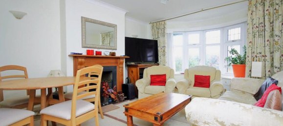 3 bedrooms House in Leatherhead, United Kingdom No. 13771 2