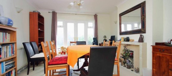 3 bedrooms House in Leatherhead, United Kingdom No. 13771 3