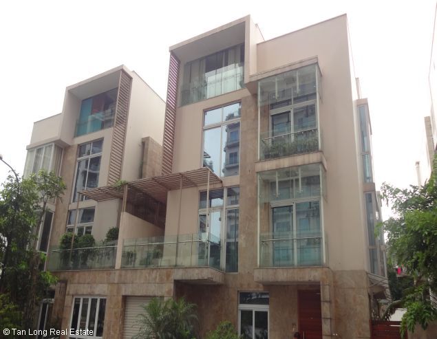 Villa de 4 dormitorios en Tay Ho, Vietnam No. 5505