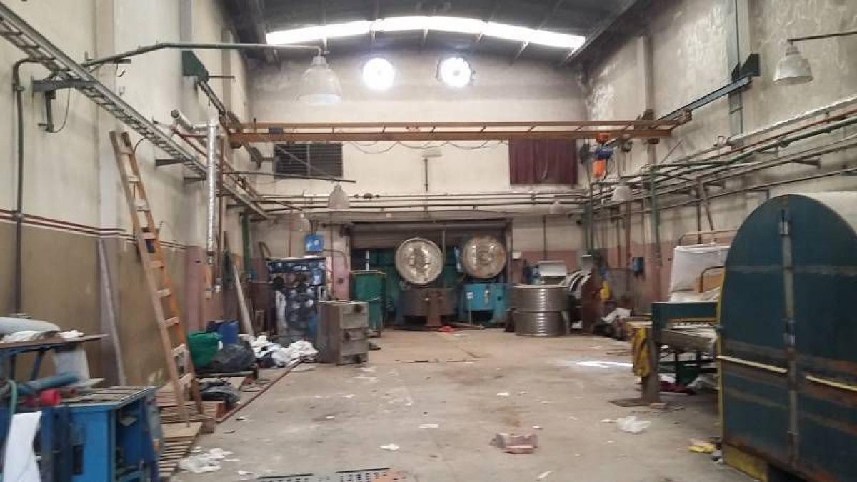 600m² Building in Lanus, Argentina No. 105763