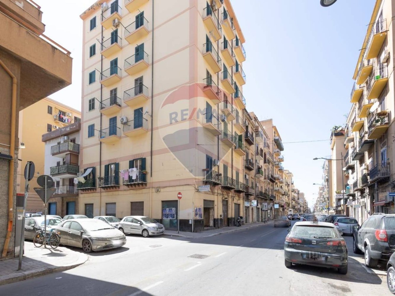 6 rooms Apartment in Palermo, Italy No. 19408