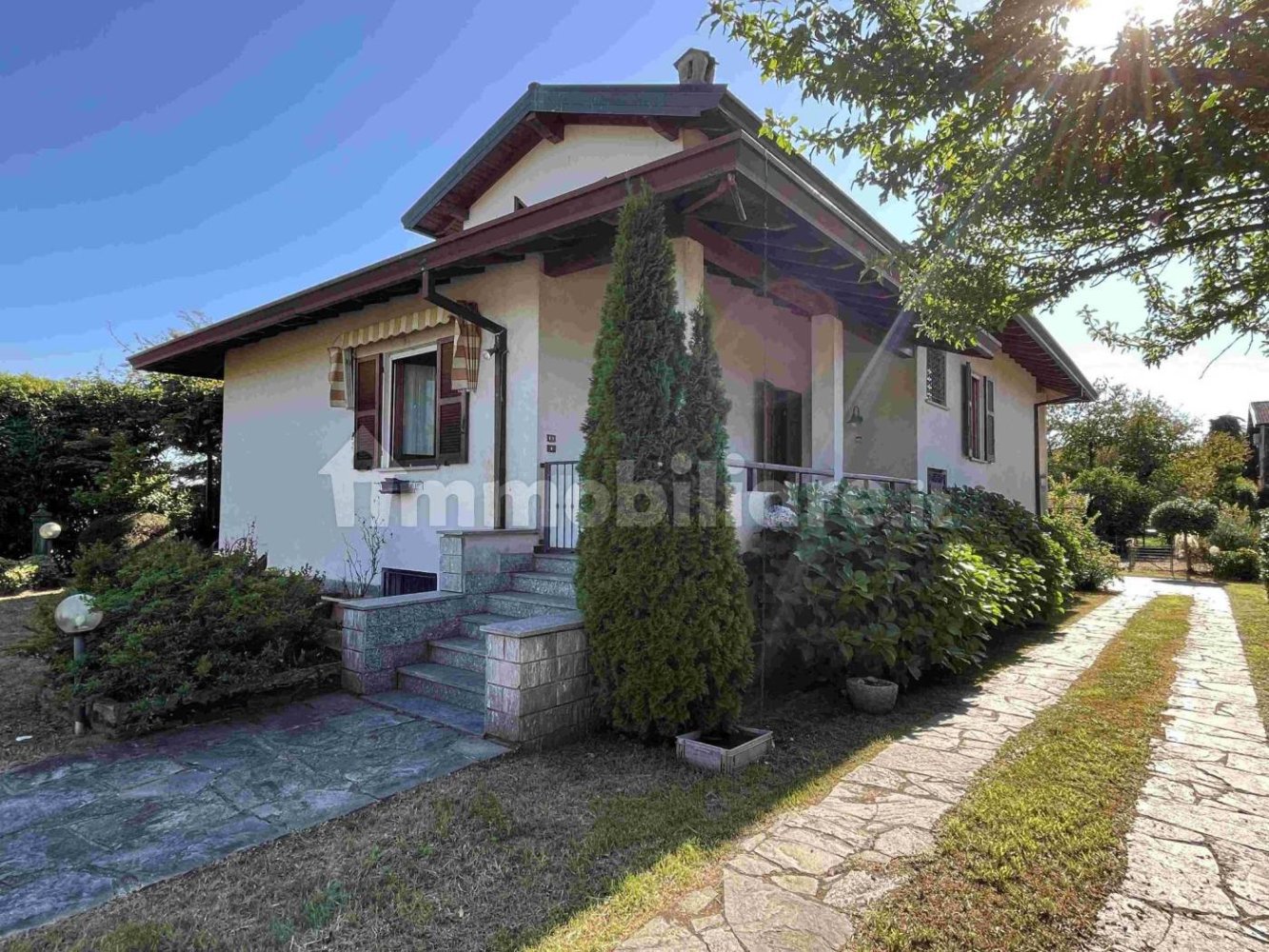 Villa de 4 dormitorios en Angera, Italy No. 259941