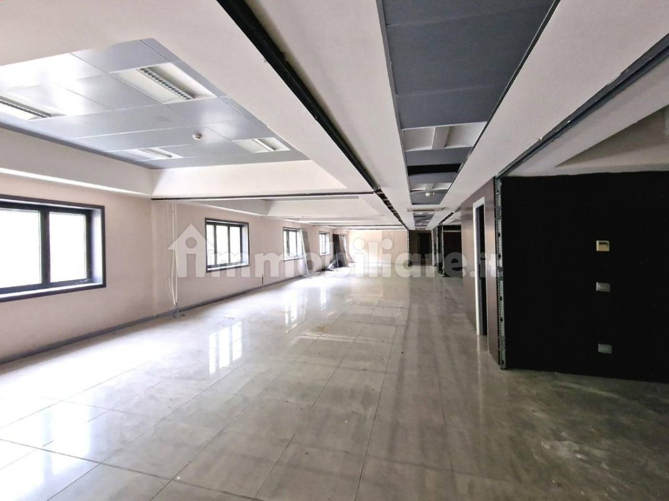 Офис 783м² в Дзумпано, Италия № 342985