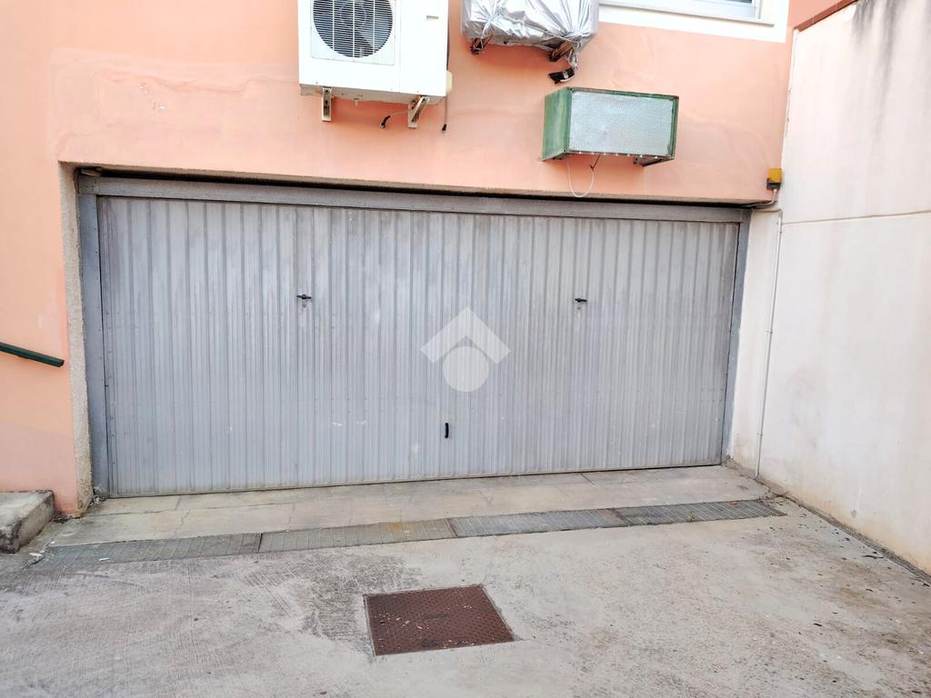 1-salle Garage à San Salvo, Italy No. 353953