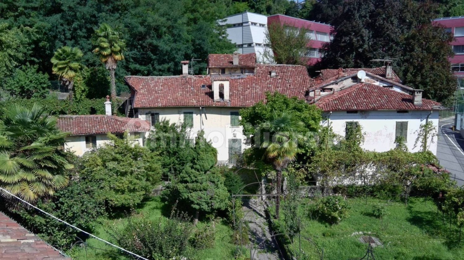 5 bedrooms Villa in Montano Lucino, Italy No. 360391