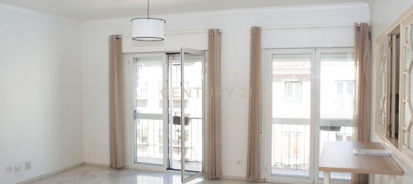 2 bedrooms Apartment in Lisbon, Portugal No. 10800 3