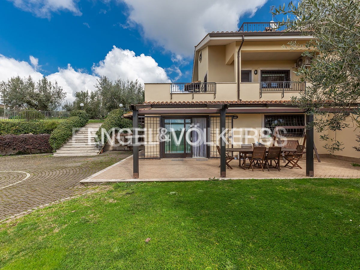 3 bedrooms Villa in Genzano di Roma, Italy No. 132304