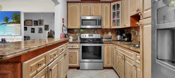 4 dormitorios villa en venta en Miami, Miami-Dade, Florida, USA № 615681 11