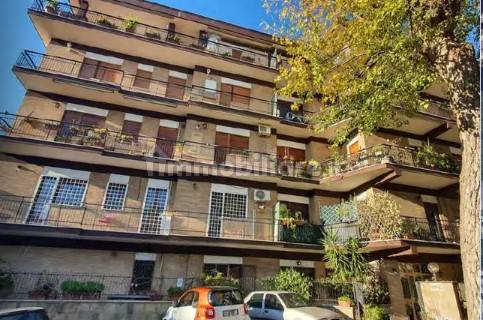 5 rooms Apartment in Rome, Italy No. 363996