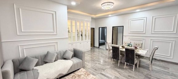 4 bedrooms House in Pattaya, Thailand No. 61795 2