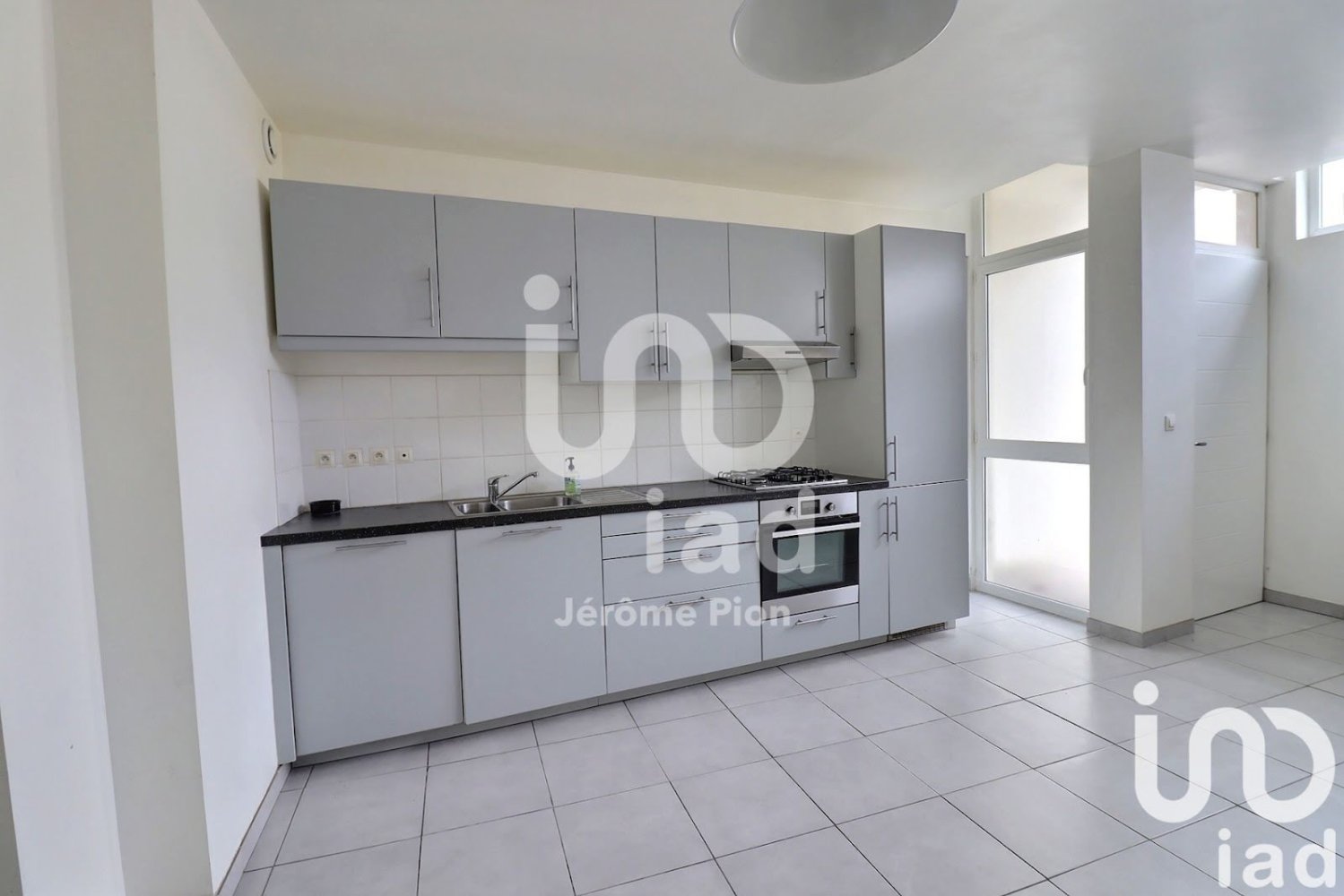 Adosado de 3 dormitorios en Tours, France No. 223474