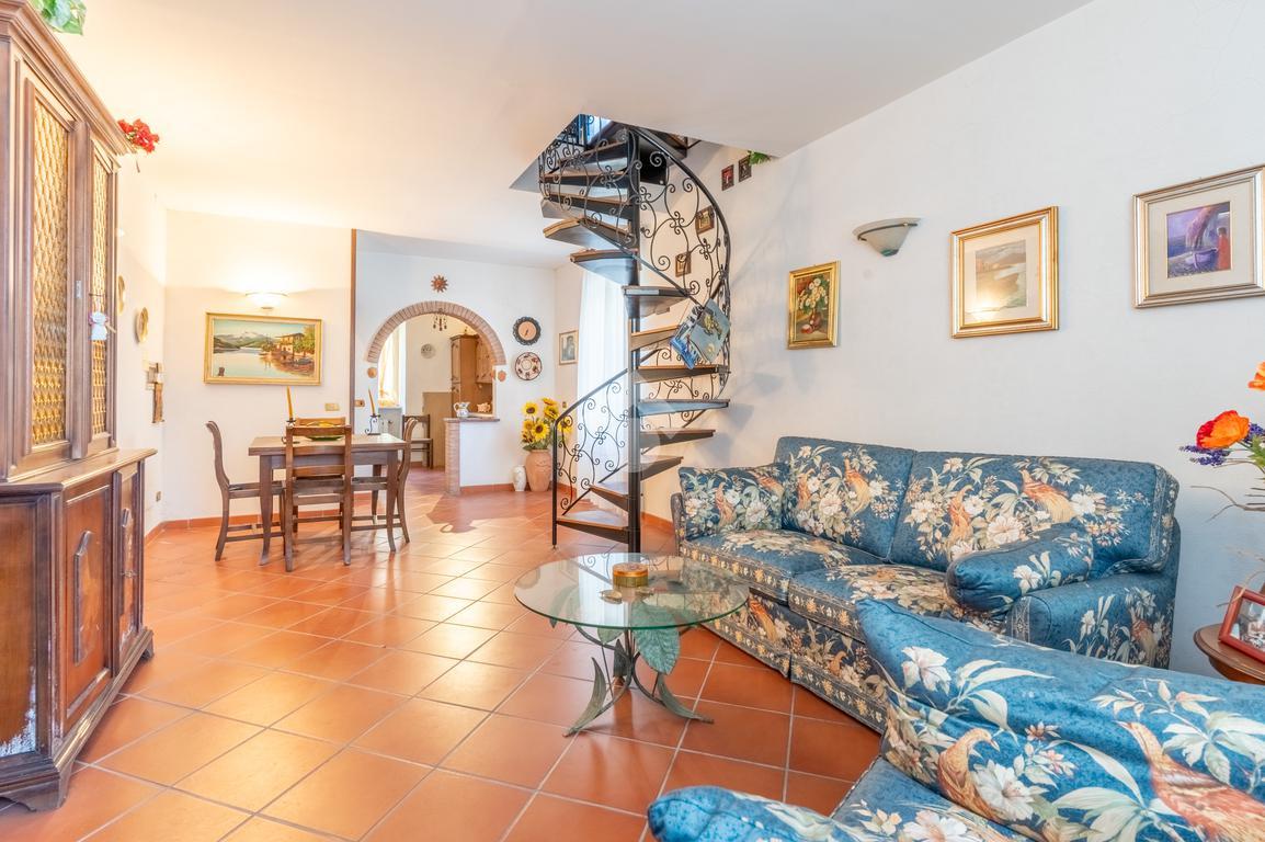 5 rooms Apartment in Vejano, Italy No. 3127