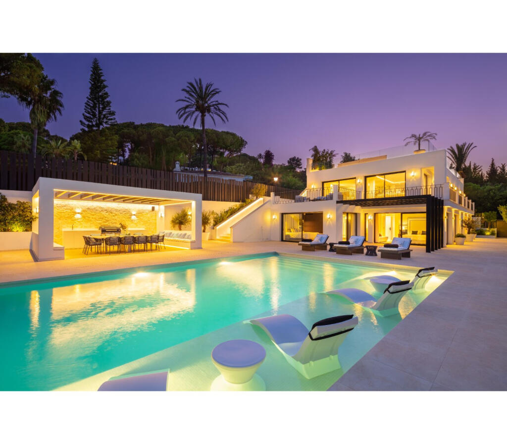 5 bedrooms Villa in Marbella, Spain No. 71512
