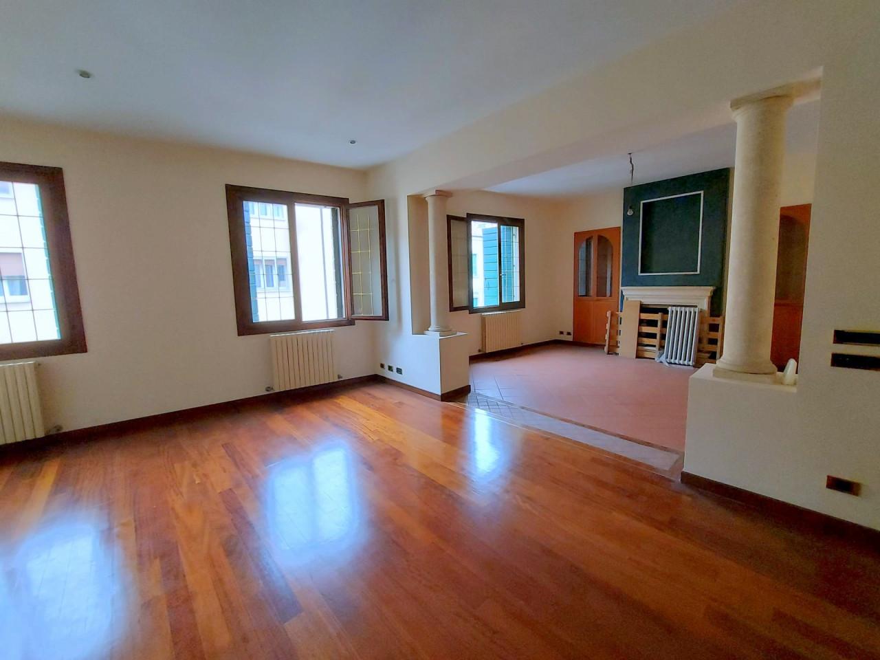 6 rooms Duplex in Padua, Italy No. 31797