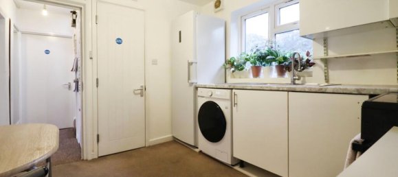 7 bedrooms House in Slough, United Kingdom No. 10438 8