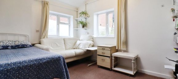 7 bedrooms House in Slough, United Kingdom No. 10438 3