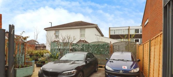 7 bedrooms House in Slough, United Kingdom No. 10438 12