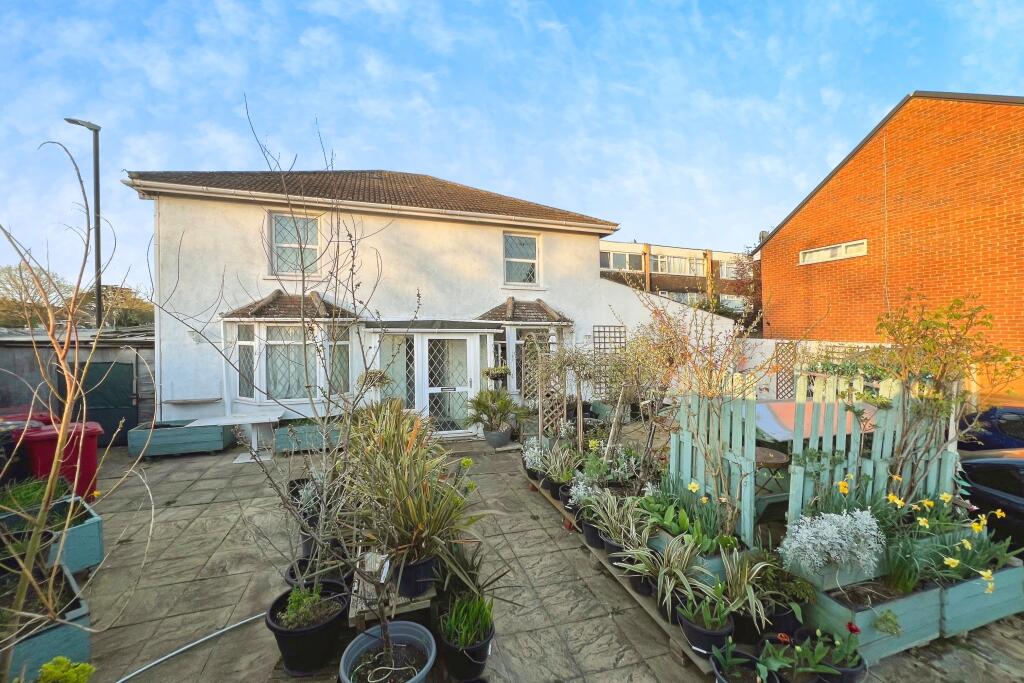 7 bedrooms House in Slough, United Kingdom No. 10438