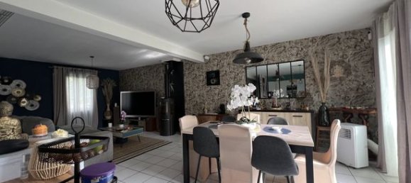 Casa de 5 dormitorios en Neuille-Pont-Pierre, France No. 300668 6